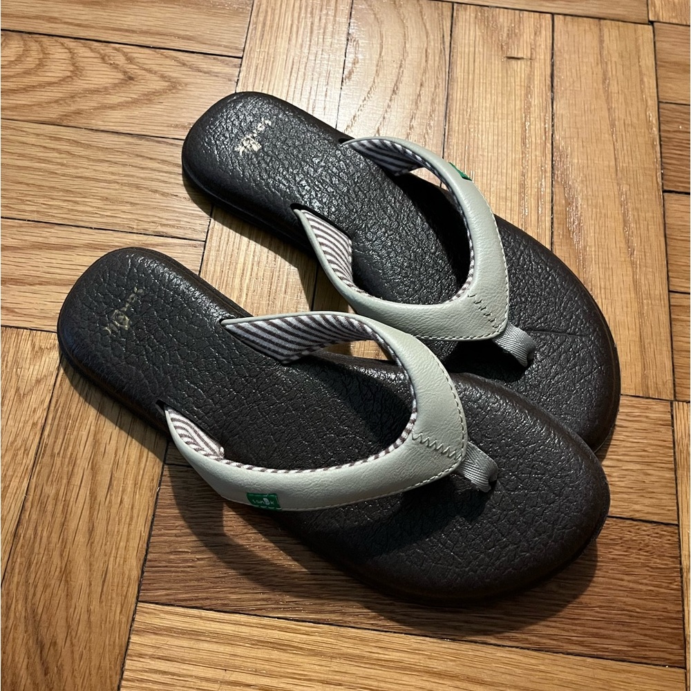 Sanuk Cushioned flip flops